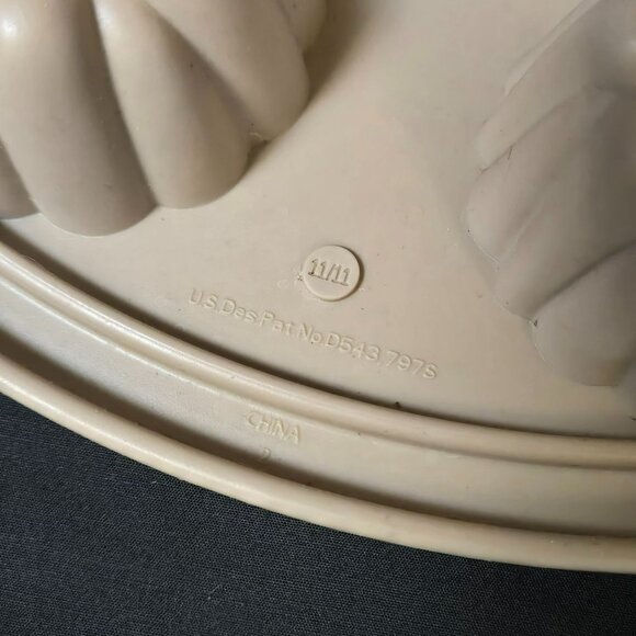 Pampered Chef Silicone 13" Round 12 Muffin Cupcake Dessert Pan Mold Flower #1613 - Picture 4 of 8